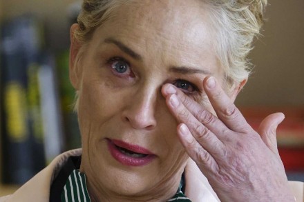 Sharon Stone nuovo trauma di salute: «Ho un grosso tumore fibroide scoperto dopo una diagnosi errata»